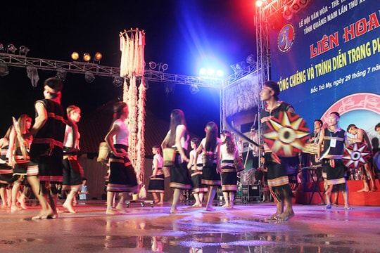 Ấn tượng đêm hội cồng chiêng và trang phục truyền thống