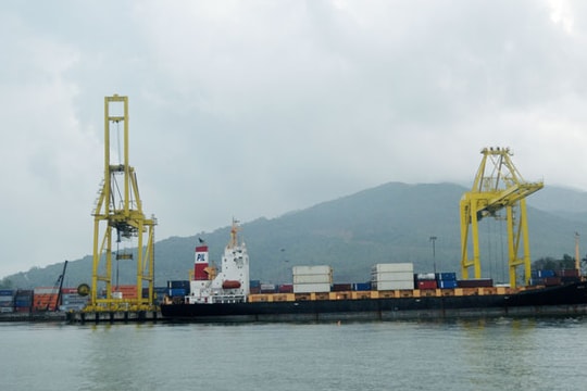 Vụ 650 container lốp xe cũ tồn đọng tại Cảng Đà Nẵng: Ách tắt chuyện tiền nong