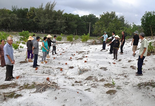 Dân hoang mang vì những ngôi mộ lạ