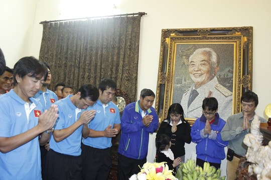 CHÙM ẢNH: Tuyển Việt Nam viếng Đại tướng Võ Nguyên Giáp