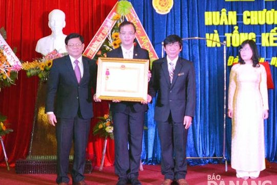 Công ty CP Khách sạn Sài Gòn Tourane nhận Huân chương Lao động hạng ba