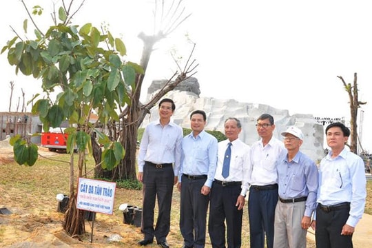 Trồng cây đa Tân Trào tại Tượng đài Mẹ Việt Nam Anh hùng