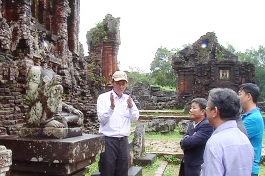 Thuyết minh viên của đền tháp