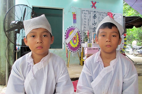 Hai đứa trẻ mồ côi mẹ