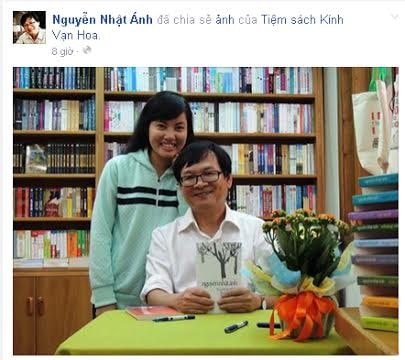 Nhà văn Nguyễn Nhật Ánh ký tặng sách tại "Hội sách Hải Châu"