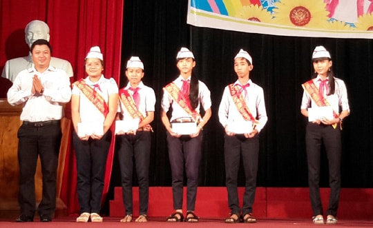 Trao 22 suất học bổng "Thắp sáng ước mơ" tại Phú Ninh