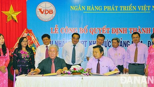 Ký kết tín dụng kiên cố hóa kênh mương và giao thông nông thôn