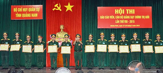 Chính trị viên so tài