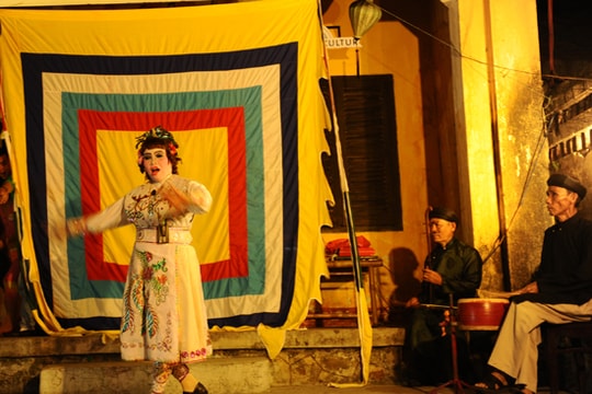 Hát bội xuống phố