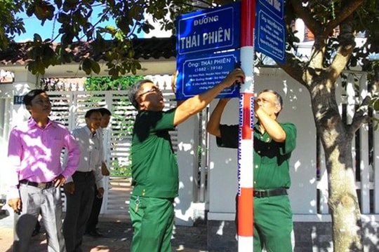 Gắn biển  thuyết minh tên đường