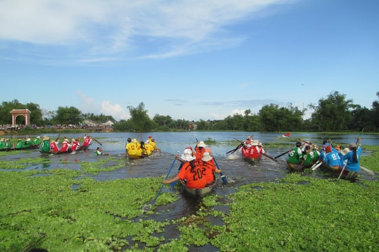 Đua ghe mùa nước nổi