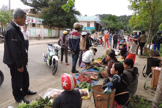 Chợ "chồm hổm" ở phố núi