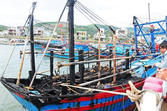 Cháy tàu cá do thắp nhang