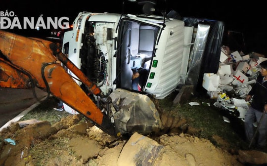 Cứu lái xe mắc kẹt trong cabin xe tải