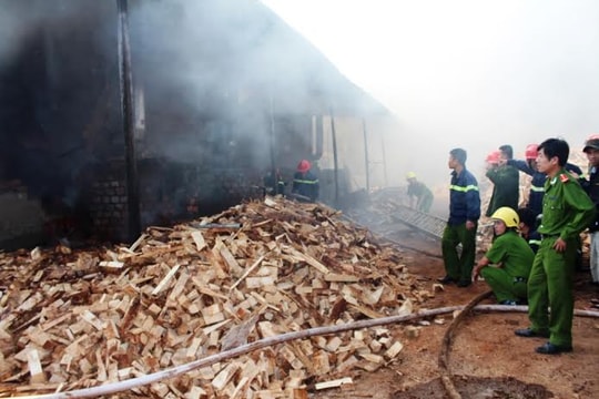Cháy lớn tại xưởng chế biến gỗ