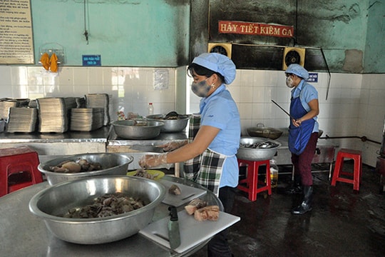 Khó kiểm soát an toàn vệ sinh thực phẩm - Bài 3: Tự quản ở bếp ăn tập thể