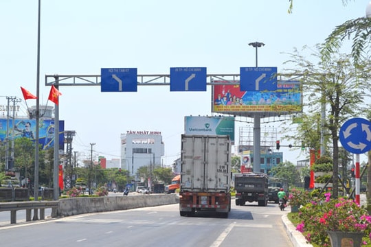 Bất hợp lý tại nút giao thông Nguyễn Hoàng - Phan Bội Châu