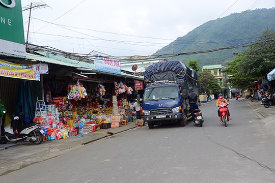 Phố núi rộn rã...