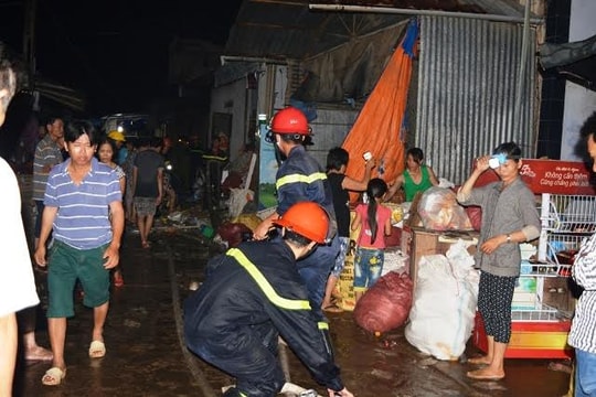 Hỏa hoạn thiêu rụi hai cửa hàng tạp hóa chợ Phú Thuận