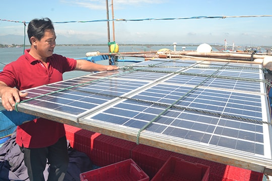 Sử dụng điện mặt trời trên tàu lưới vây: Giảm chi phí chuyến biển