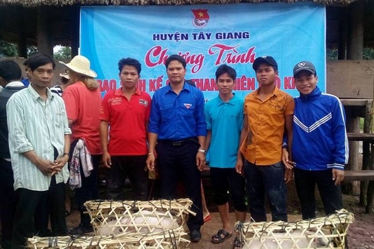 Trao tặng sinh kế cho thanh niên nghèo