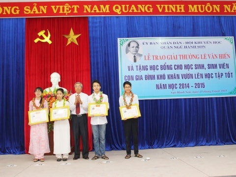 Trao giải thưởng Lê Văn Hiến cho 24 học sinh, sinh viên