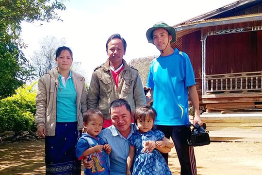 Hai đứa trẻ mang tên thuần Việt ở Lào