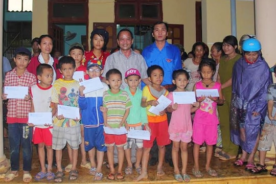 Trao quà giúp đỡ đồng bào vùng lũ Quảng Bình