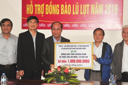 Lãnh đạo tỉnh Bình Phước thăm hỏi, trao hỗ trợ 1 tỷ đồng cho đồng bào vùng lũ Quảng Nam