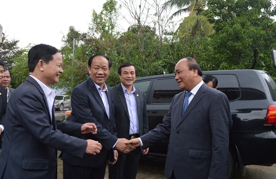 Thủ tướng Nguyễn Xuân Phúc viếng hương Nhà lưu niệm Bà mẹ Việt Nam anh hùng Nguyễn Thị Thứ