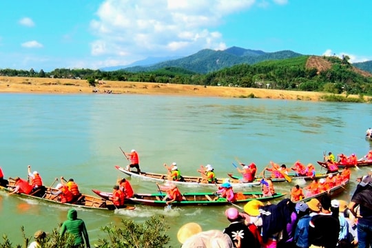 Nông Sơn: Đua ghe gây quỹ giúp đỡ người nghèo