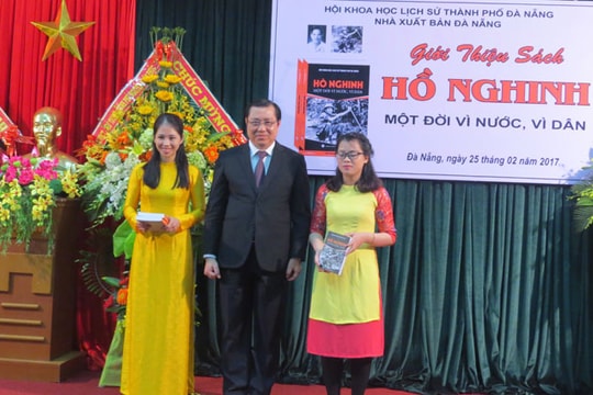 Giới thiệu sách "Hồ Nghinh - một đời vì nước, vì dân"