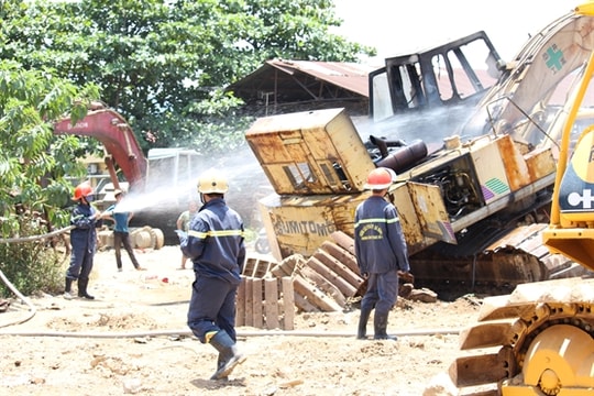 Xe múc bất ngờ bị cháy ở xưởng cơ khí