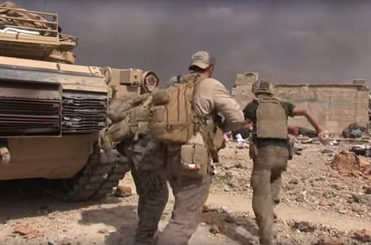 Khoảnh khắc cựu binh Mỹ hứng đạn IS cứu bé gái 5 tuổi