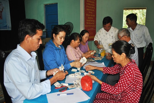 Người già nuôi heo đất