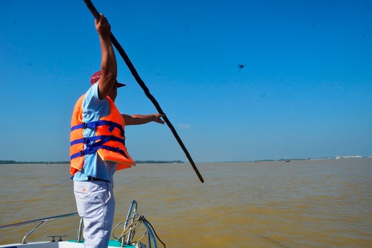 Sau bão lũ, luồng cửa biển Cửa Đại lại bị bồi lấp