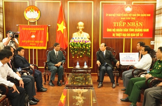 Tỉnh Sê Kông thăm hỏi, trao hỗ trợ gần 300 triệu đồng cho đồng bào vùng lũ Quảng Nam