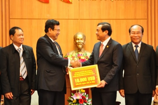 Tỉnh Chăm Pa Sắc thăm, trao hỗ trợ 10.000 USD cho đồng bào vùng lũ Quảng Nam