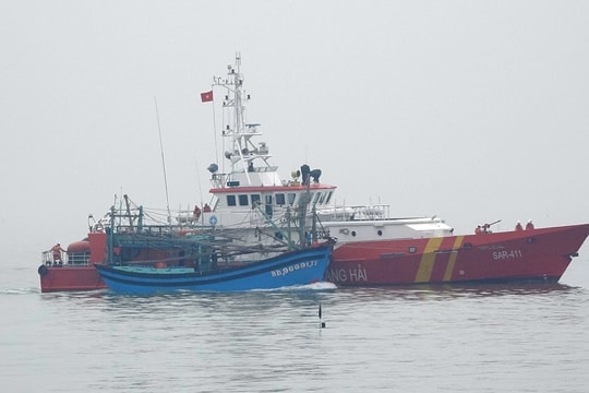 Vượt gió mùa đông bắc cứu 7 ngư dân trên tàu hỏng máy