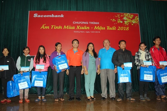 Sacombank hỗ trợ đồng bào bị thiên tai ở Bắc Trà My