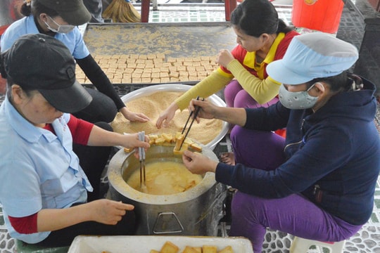 Bánh khô mè Cẩm Lệ tất bật vào vụ Tết