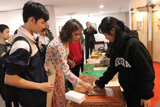 Tôn vinh bản sắc dân tộc qua tranh dân gian Việt Nam