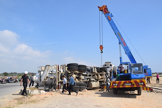 Cứu hộ 2 người mắc kẹt trong cabin xe bồn (clip)