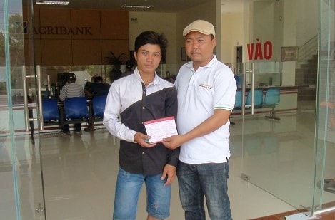 Tặng sổ tiết kiệm cho em Hồ Văn Khải ở huyện Phước Sơn