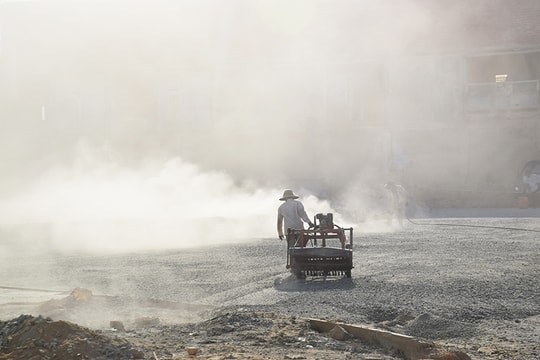 Thổi bụi để thảm nhựa, đường phố chìm trong khói bụi dày đặc (clip)