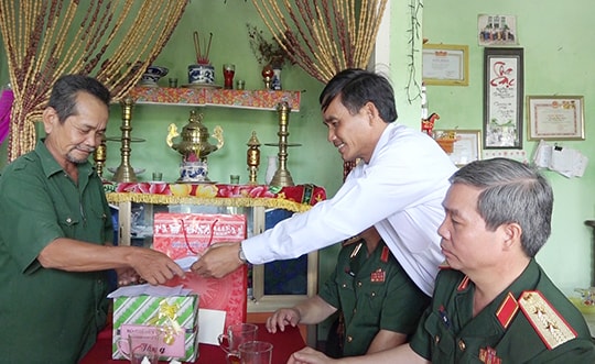 Tiết kiệm để... tặng sổ tiết kiệm