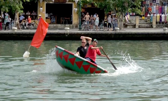 Sôi nổi giao lưu thúng chai, đua ghe ngang trên sông Hoài (clip)
