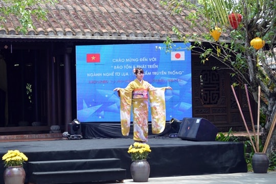 Trình diễn trang phục truyền thống Việt Nam – Nhật Bản