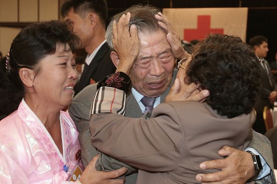 Nước mắt rơi trong buổi đoàn tụ gia đình hai miền Triều Tiên