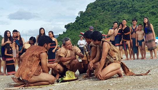 Người Cơ Tu cúng đất lập làng